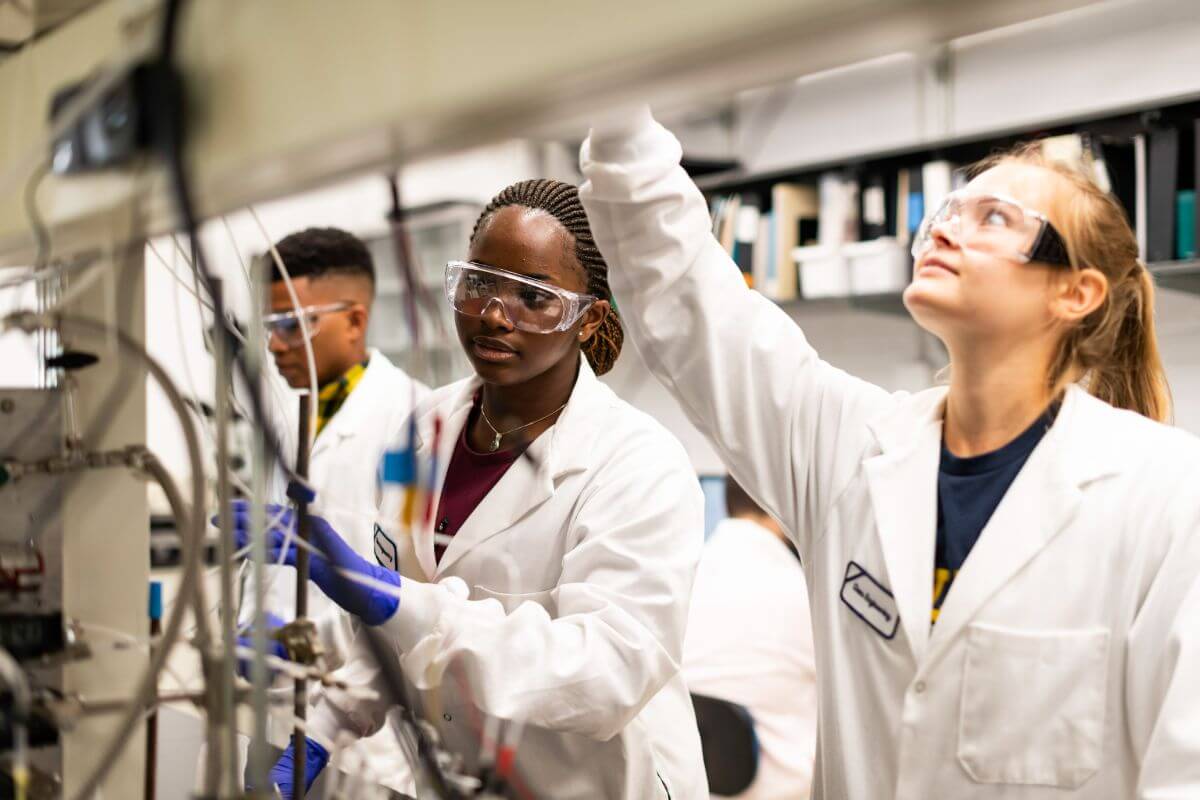 Omolade C. Fasusi, (L) rising Chemical Engineering senior, Eisenberg Summer 澳门威尼斯人网上赌场 Fellow, and Kendra R. Watson: rising Chemical Engineering senior, Eisenberg Summer 澳门威尼斯人网上赌场 Fellow, set up an electrochemistry experiment